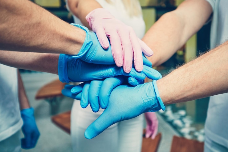 Foto close-up de médicos empilhando as mãos