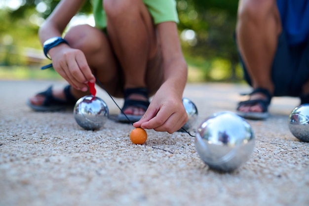 Close-up de medir a distância entre bolas de petanque e a bola alvo durante um jogo um momento