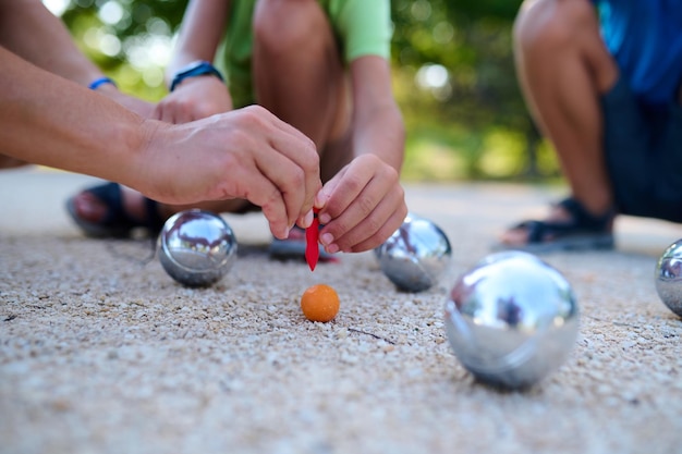 Close-up de medir a distância entre bolas de petanque e a bola alvo durante um jogo um momento