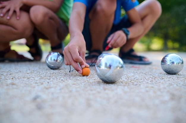 Close-up de medir a distância entre bolas de petanque e a bola alvo durante um jogo um momento