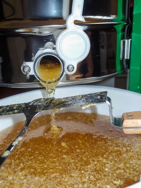 Foto close-up de mel fresco sendo derramado em um recipiente
