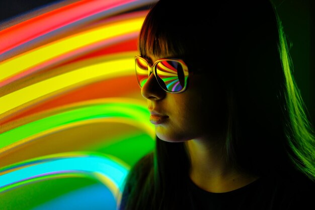 Foto close-up de menina usando óculos de sol contra luzes iluminadas