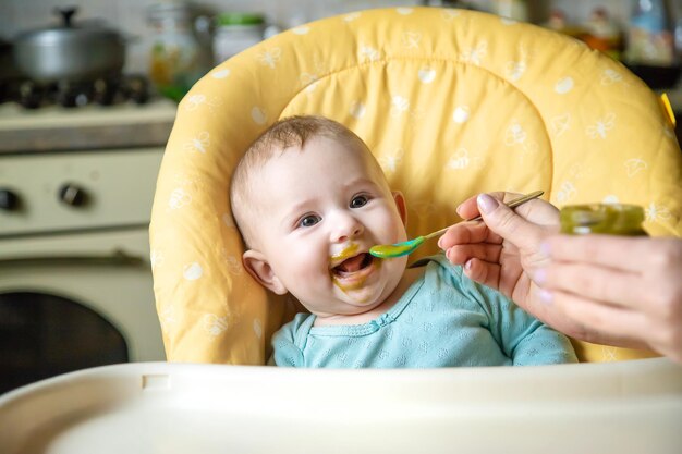 Foto close-up de menino comendo comida