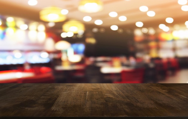 Foto close-up de mesa contra assentos em restaurante iluminado