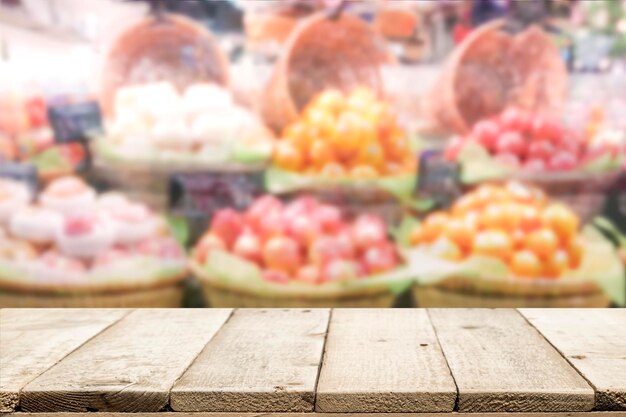 Foto close-up de mesa de madeira com frutas em fundo no mercado