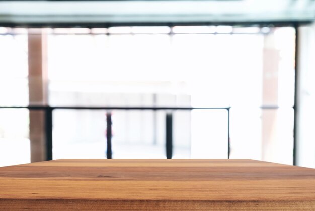 Foto close-up de mesa de madeira contra a janela em casa