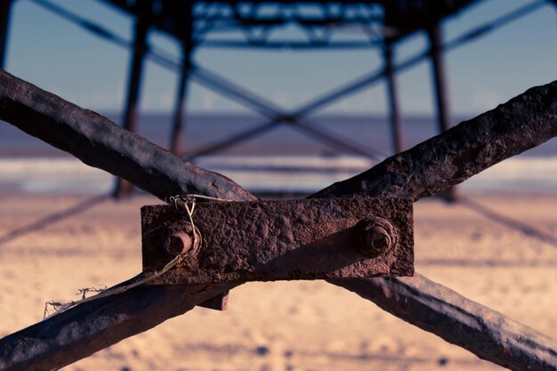 Foto close-up de metal enferrujado contra o céu