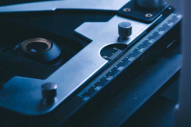 Foto close-up de microscópio com lente metálica análise de dados no laboratório equipamento científico em biologia química médica para cientistas ou estudante em educação