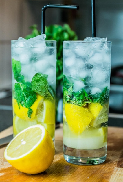 Close-up de mocktails com limão na mesa