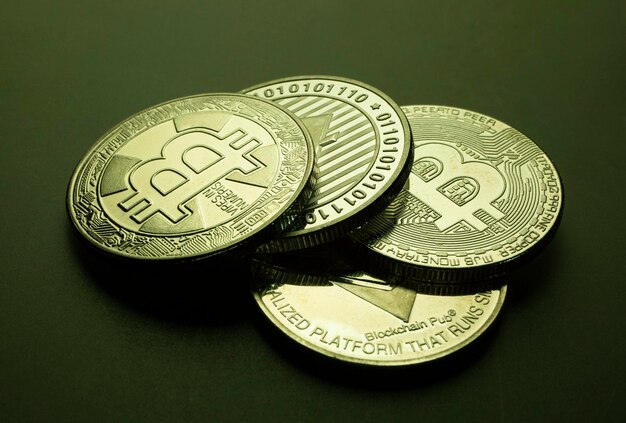 Close up de moedas digitais de criptomoeda
