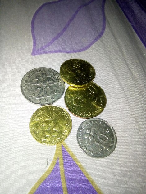 Foto close-up de moedas na cama
