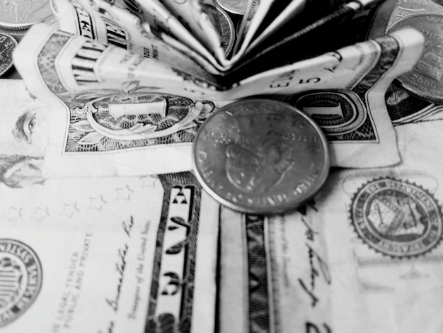 Foto close-up de moedas sobre a mesa