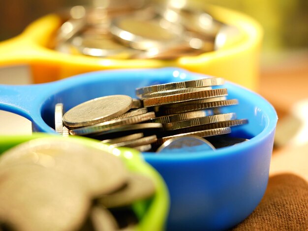 Foto close-up de moedas sobre a mesa