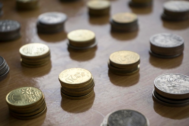 Foto close-up de moedas sobre a mesa