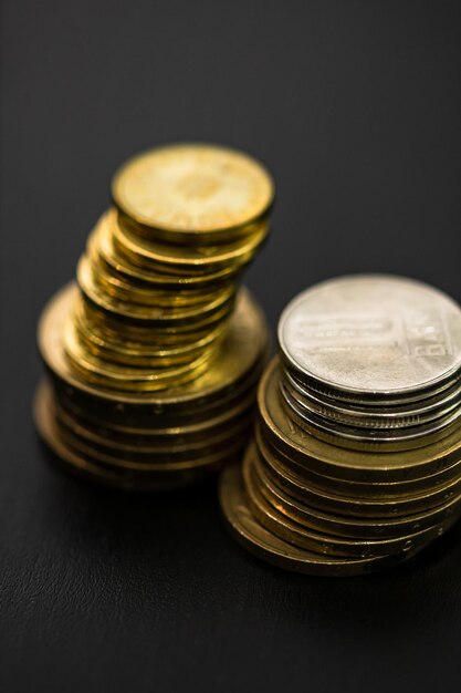 Foto close-up de moedas sobre a mesa