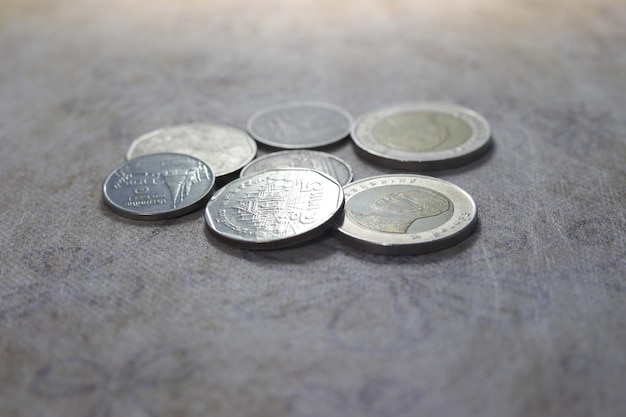 Close-up de moedas sobre a mesa