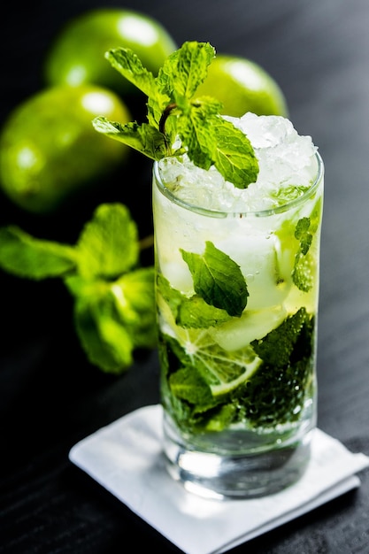 Close-up de mojito na mesa