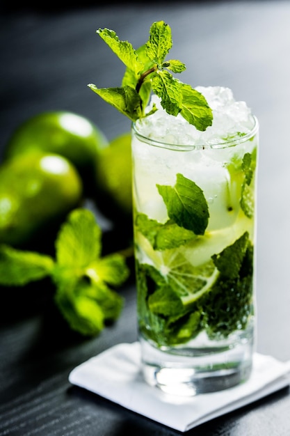 Close-up de mojito na mesa