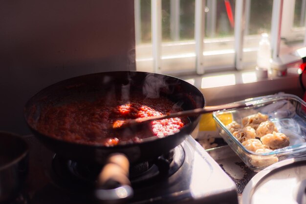 Foto close-up de molho de pasta de tomate para bolinhos