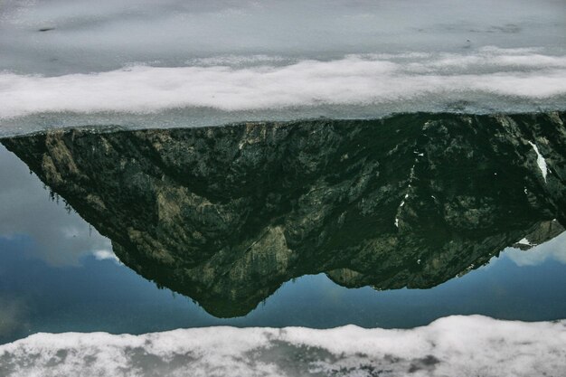 Foto close-up de montanha pelo mar contra o céu