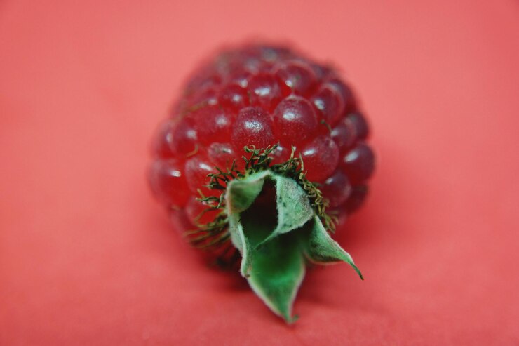 Foto close-up de morango sobre fundo vermelho