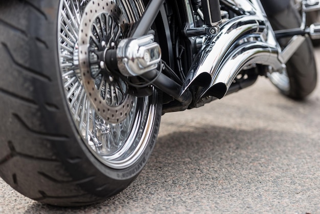 Foto close-up de motocicleta estacionada na estrada