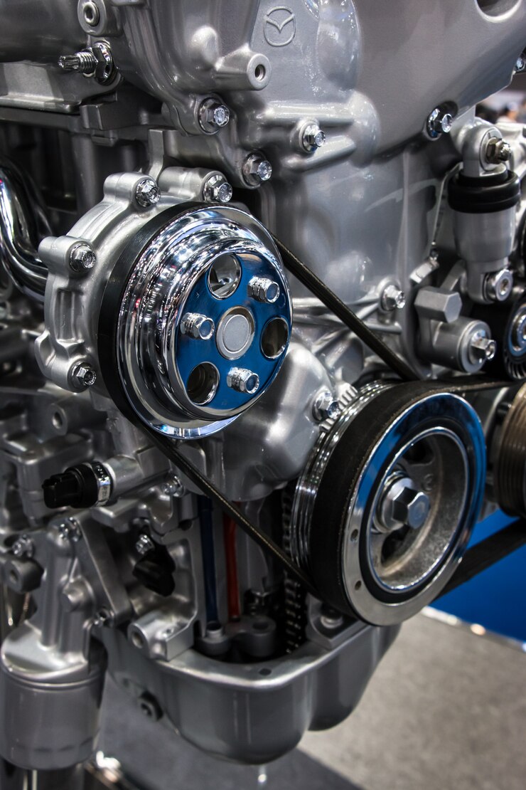 close-up de motor de carro e peças de engrenagem de automóvel.