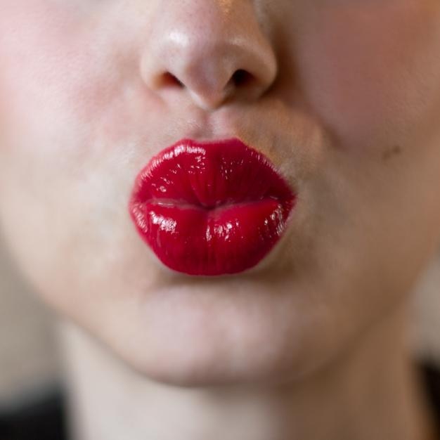 Close-up de mulher com batom vermelho enrugado