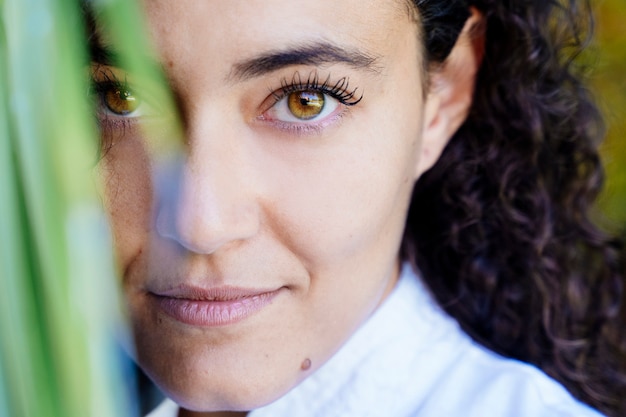 Close-up de mulher com cabelo preto encaracolado