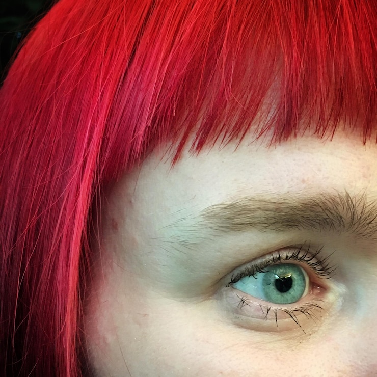 Foto close-up de mulher com cabelos vermelhos