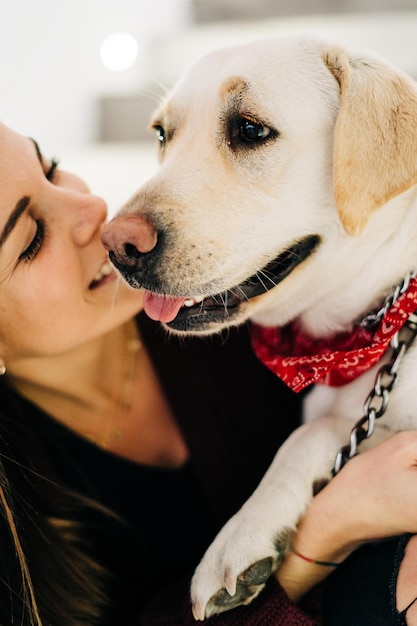 Close-up de mulher com cão