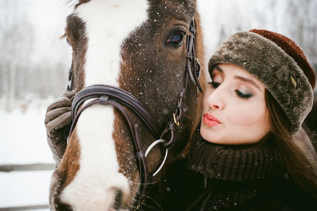 Foto close-up de mulher com cavalo no inverno