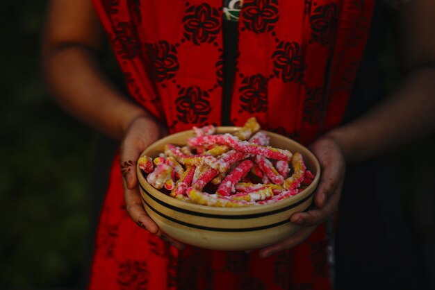 Foto close-up de mulher com comida doce