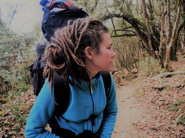 Foto close-up de mulher com dreadlocks na floresta