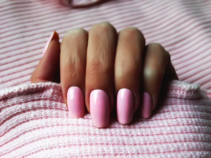 Foto close-up de mulher com esmalte de unhas rosa