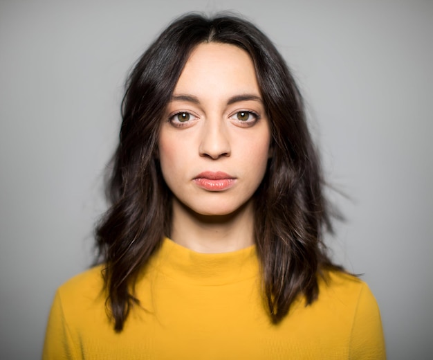 Close-up de mulher com expressão em branco