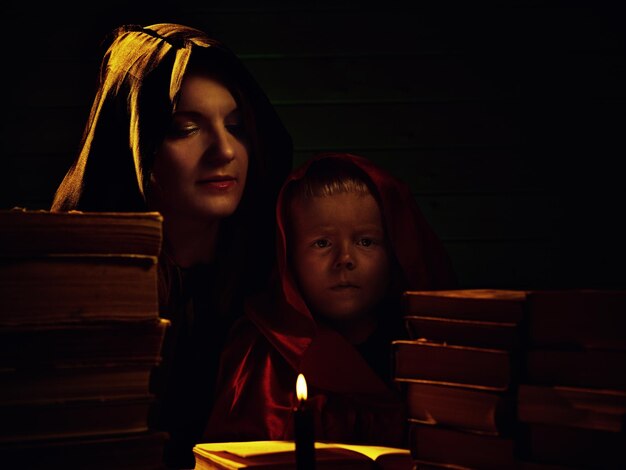 Foto close-up de mulher com filho lendo livros na mesa