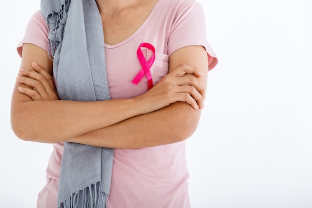 Close-up de mulher com fita rosa de conscientização do câncer de mama isolada no fundo do estúdio rosa em branco cópia espaço, cuidados de saúde, conceito de medicina