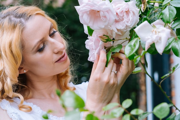 Foto close-up de mulher com flores cor-de-rosa