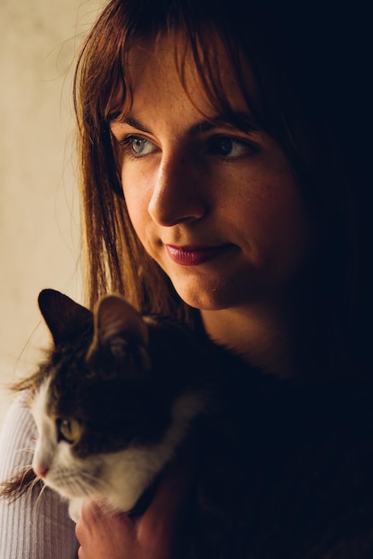 Foto close-up de mulher com gato em casa