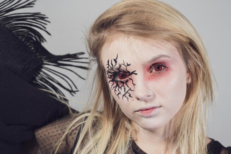 Foto close-up de mulher com maquiagem de halloween