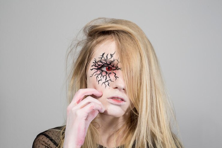 Foto close-up de mulher com maquiagem de halloween