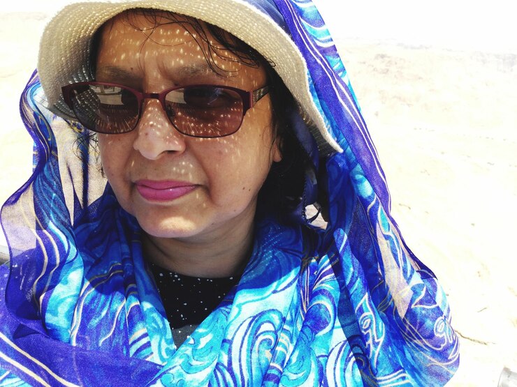 Foto close-up de mulher com óculos de sol e lenço azul ao ar livre