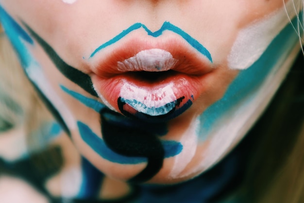 Close-up de mulher com rosto pintado