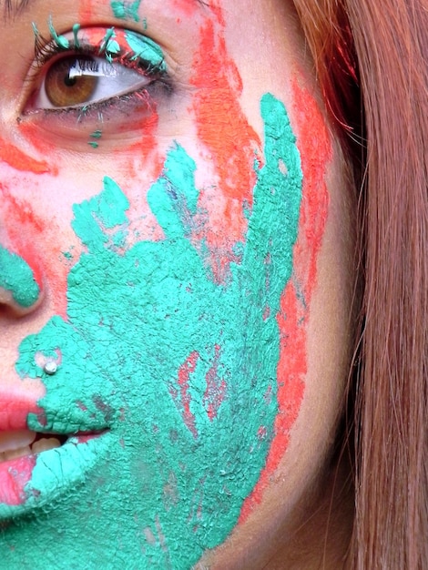 Foto close-up de mulher com rosto pintado