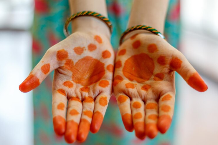Foto close-up de mulher com tatuagem de henna