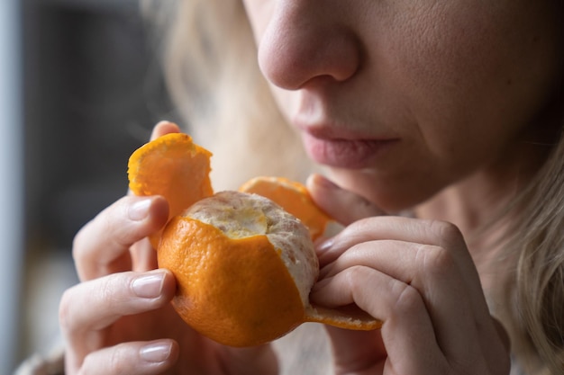 Close-up de mulher comendo laranja