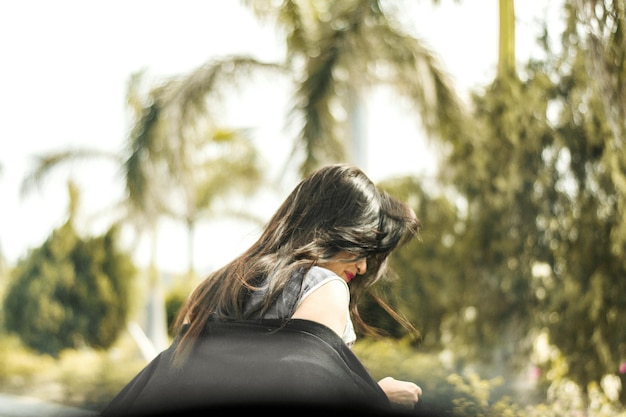 Foto close-up de mulher contra árvores