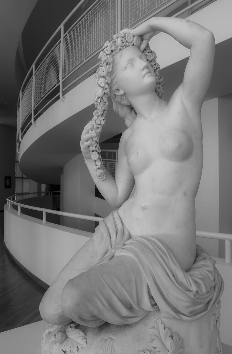 Foto close-up de mulher de pé na lagoa