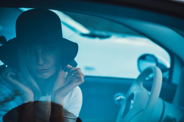 Close-up de mulher em carro